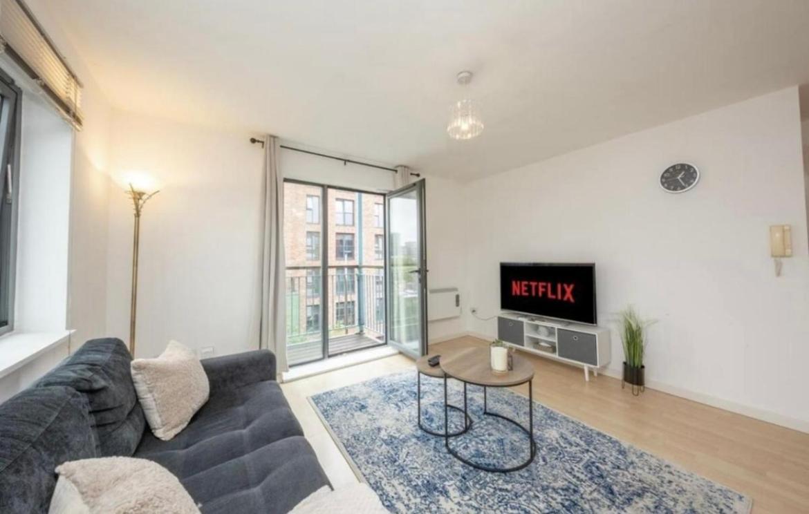 Novanest Salford Apartment แมนเชสเตอร์ ภายนอก รูปภาพ